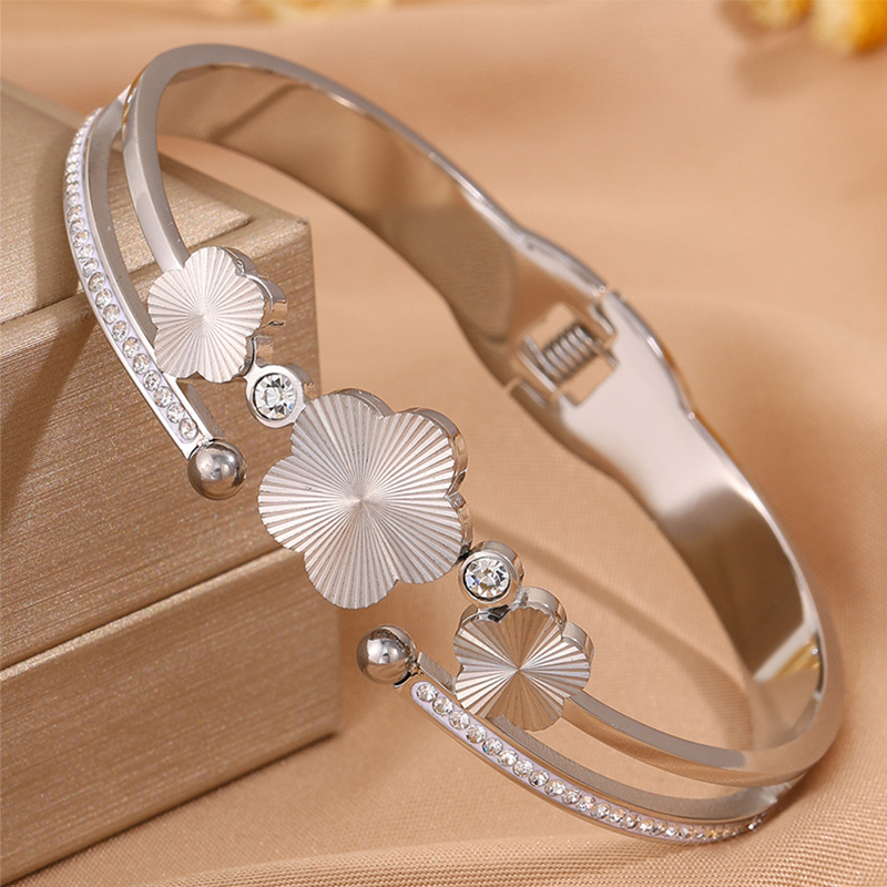 Women's Elegant Flower Open Bangle